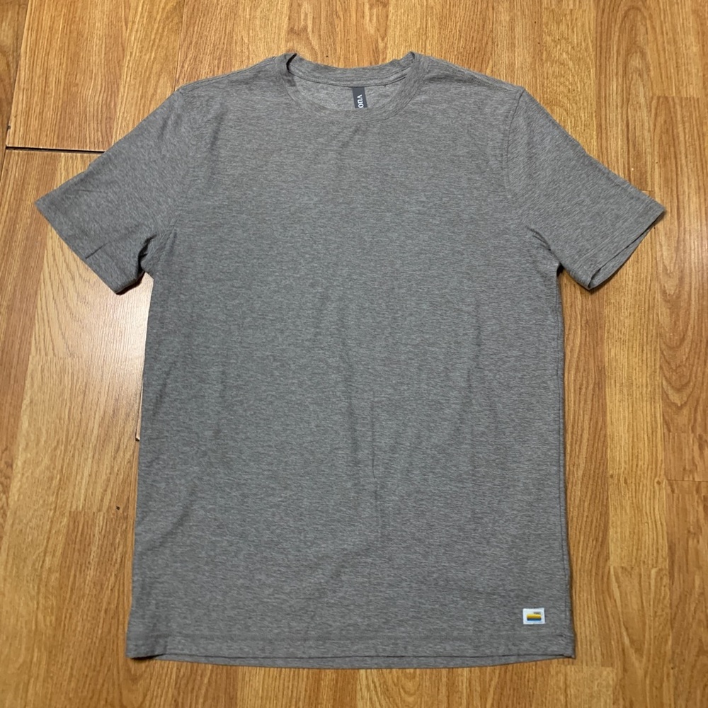 Vuori Strato Tech Tee Shirt Mens Small Gray Soft Daily Comfort Stretch